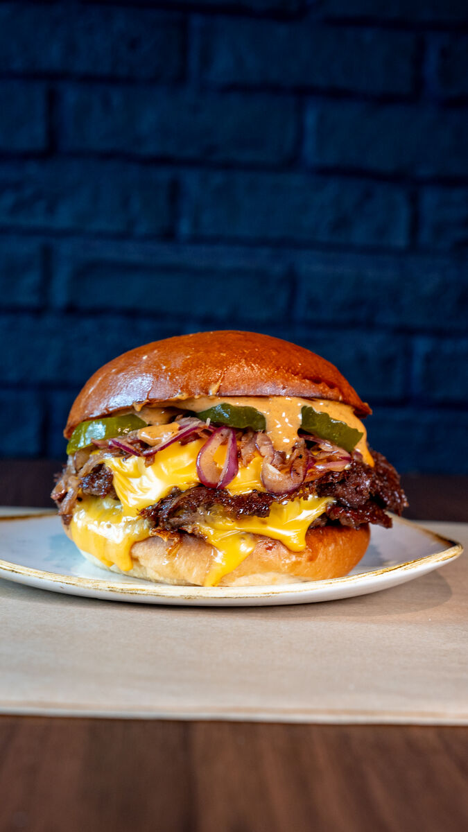 Smash Burgers préparés à la minute au restaurant Factory & Co Val d'Europe